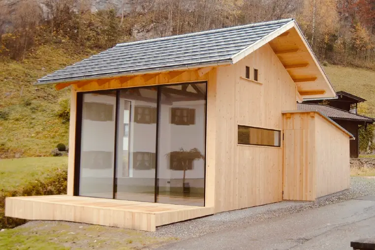 Holzhaus mit neu saniertem Dach und moderner Dacheindeckung in der Region Bruckmühl