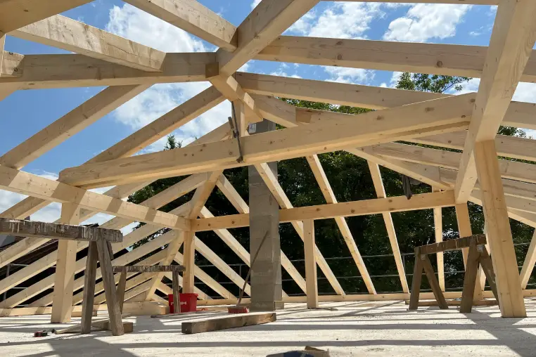 Moderner Dachstuhl aus Holz in der Bauphase bei einem Neubau im Raum Bruckmühl