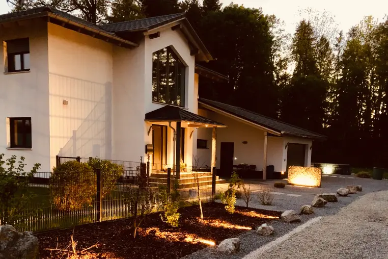 Modernes Einfamilienhaus in Holzbauweise mit fertiger Außenansicht im Raum Bruckmühl